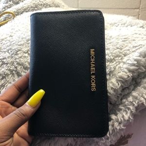 Micheal kors wallet (Authentic)